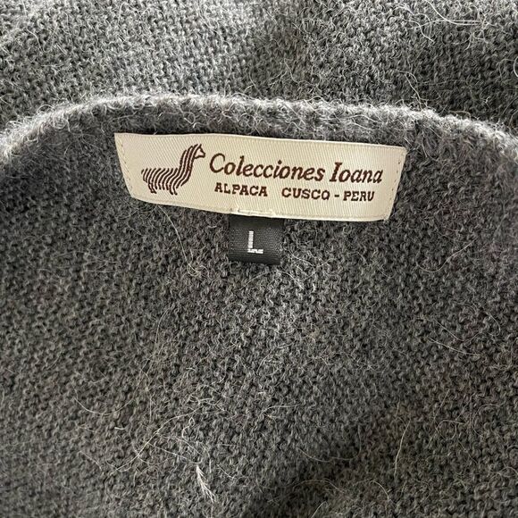 Peruvian 100% Alpaca Cardigan with Floral Embroidery - Picture 3 of 7